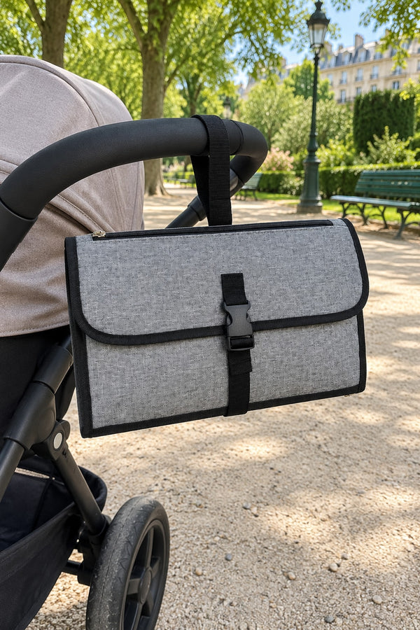 Tapis à langer nomade Securidou accroché à la poignée d’une poussette