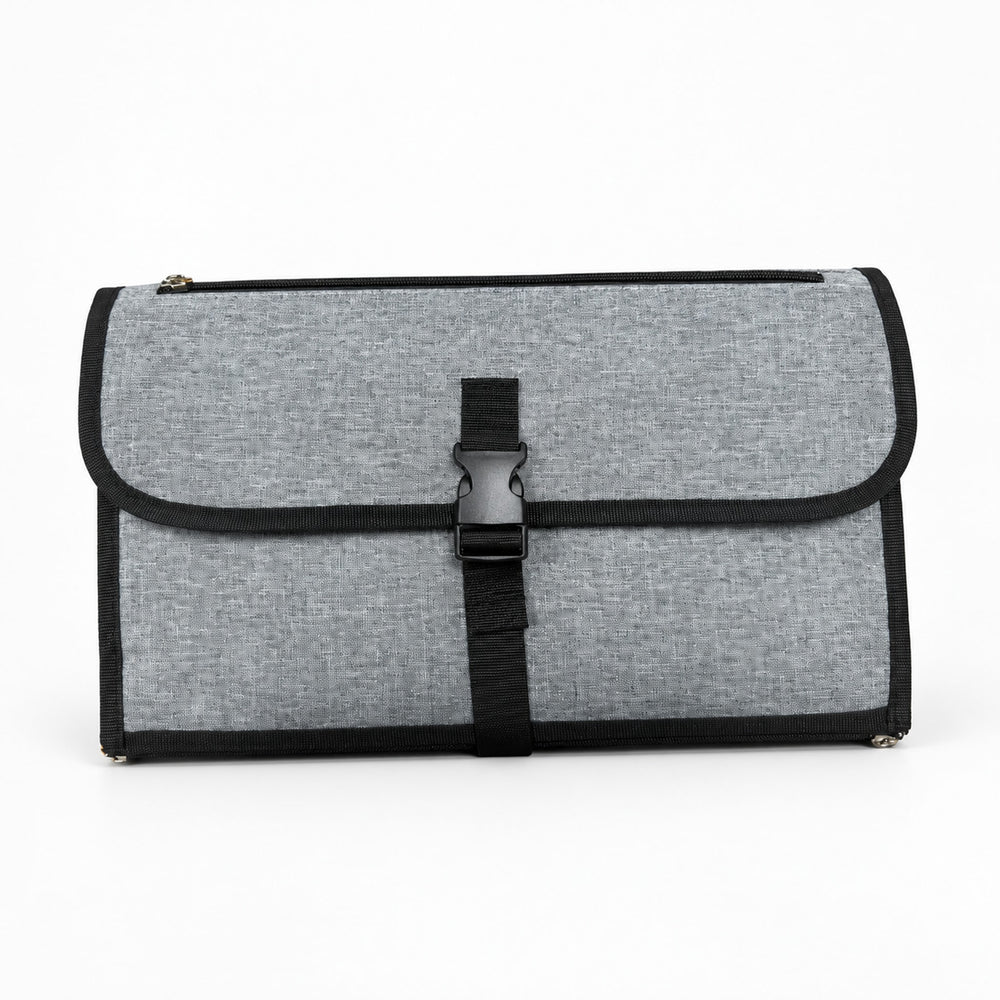 Tapis à langer nomade Securidou gris chiné, plié en pochette, sur fond blanc