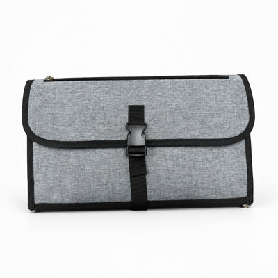Tapis à langer nomade Securidou gris chiné, plié en pochette, sur fond blanc